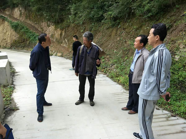 隴運(yùn)集團(tuán)公司黨委書記、董事長李寅祥同志深入琵琶鎮(zhèn)寧強(qiáng)村開展幫扶工作