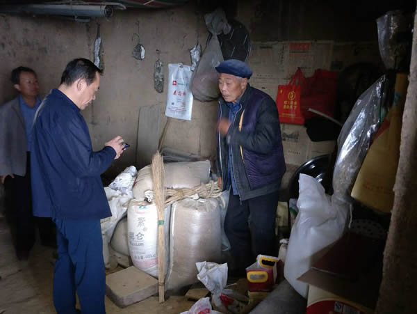 隴運(yùn)集團(tuán)公司黨委書記、董事長李寅祥同志深入琵琶鎮(zhèn)寧強(qiáng)村開展幫扶工作